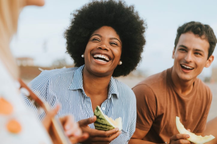 Vrienden eten watermeloen en lachen