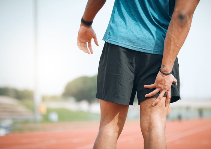 Man grijpt naar hamstring