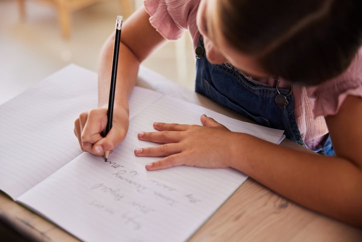 Kind is aan het schrijven in schrift