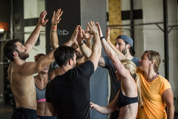 groep geeft elkaar een high five