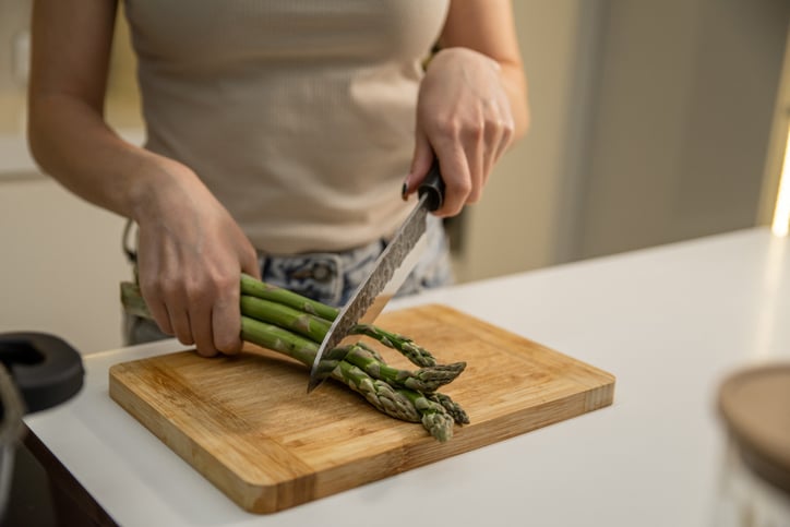 Vrouw snijdt groene asperges