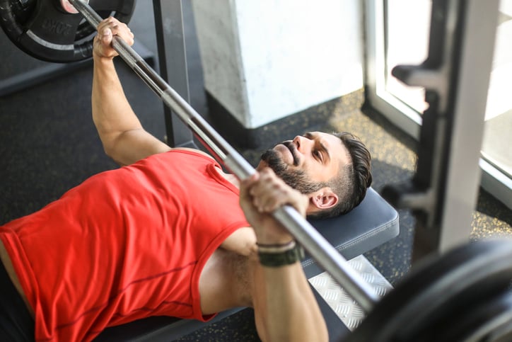 man doet bench press