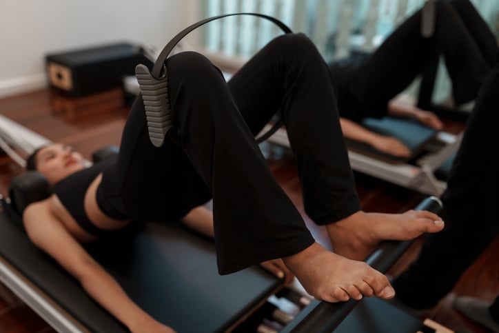 Vrouw doet reformer pilates
