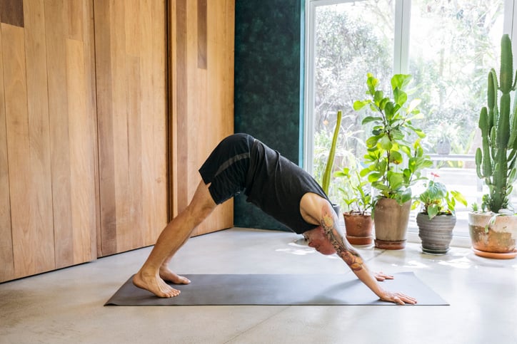 Man doet pike push-ups
