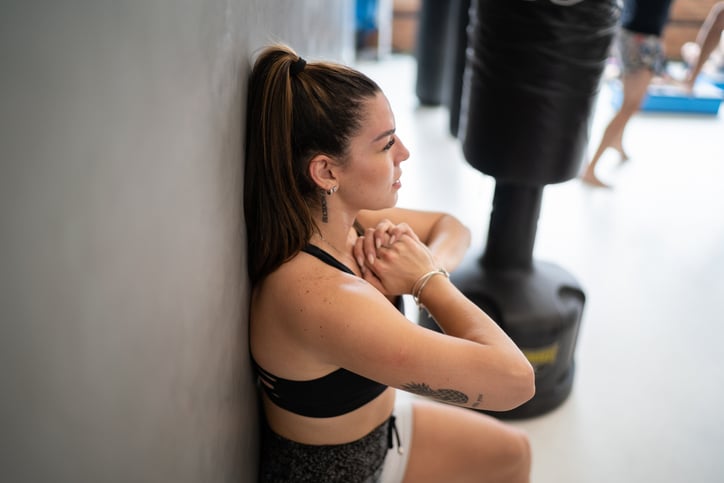 Vrouw doet een wallsit oefening