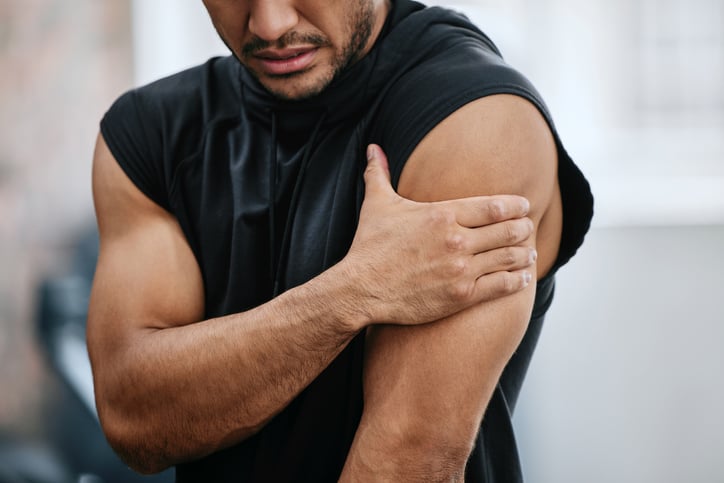 man-pakt-biceps-vast