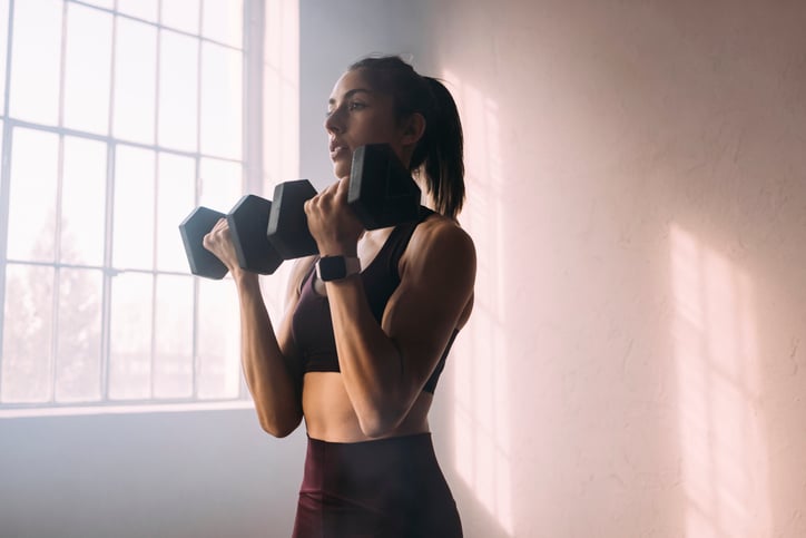 Vrouw doet dumbbell rows