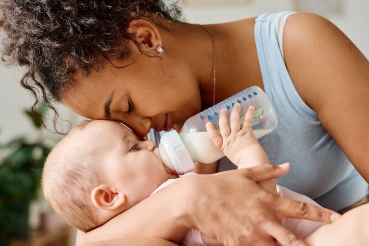 Moeder geeft baby de fles