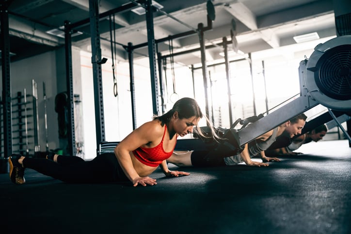 vrouw doet box jumps