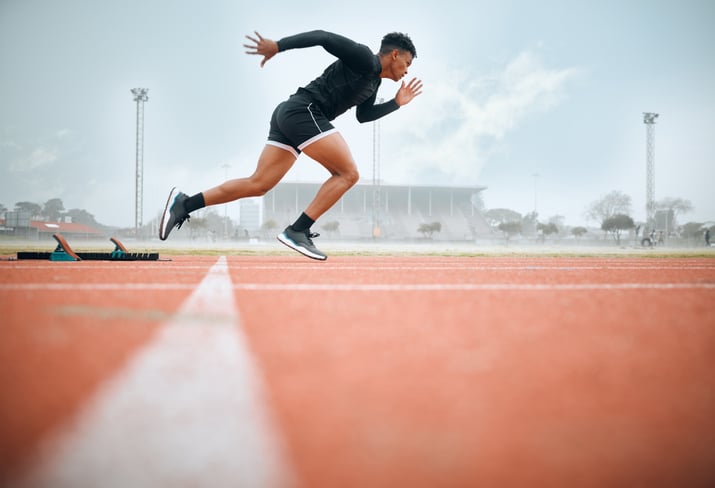 Sprinter op de atletiekbaan 