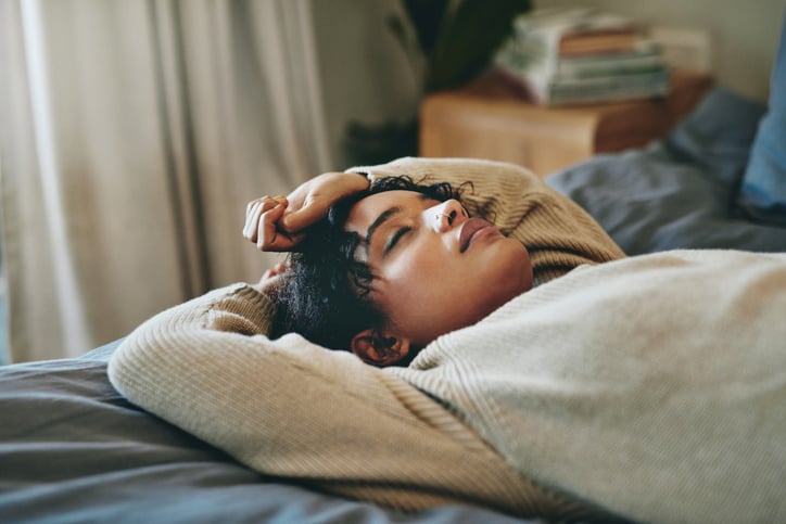Vrouw ligt op bed