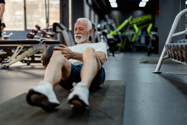 Man doet core oefeningen in de sportschool
