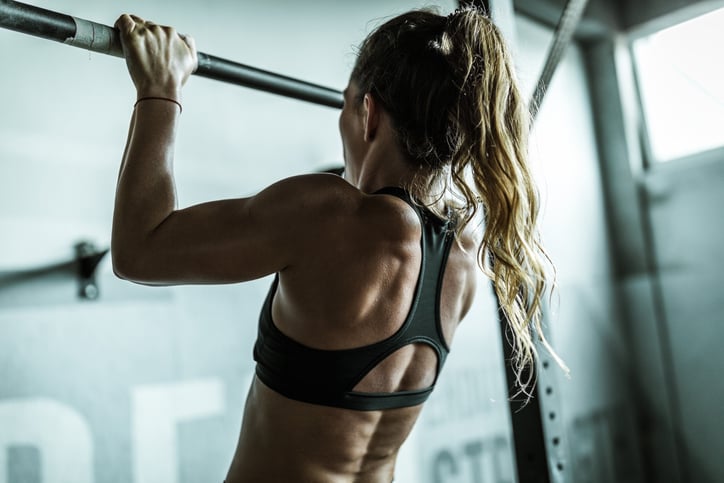 vrouw doet chin ups