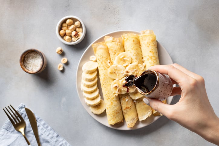 Dadelstroop bij bananenpannenkoekjes