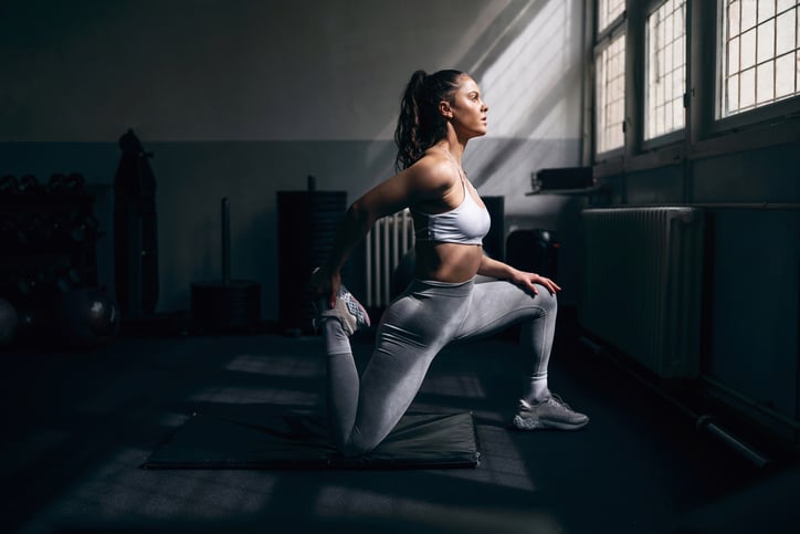 Vrouw stretcht na het trainen van haar quadriceps