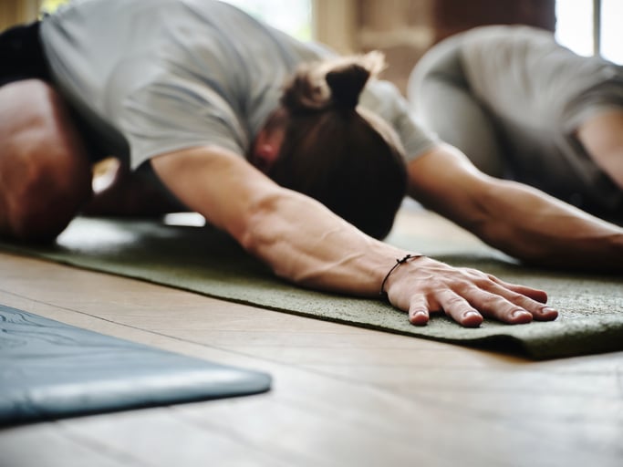 man-doet-yoga