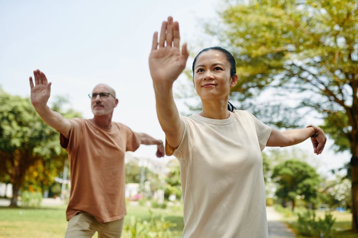 Man en vrouw doen tai chi buiten