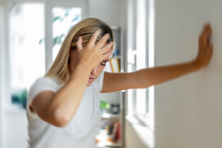 Vrouw heeft hoofdpijn