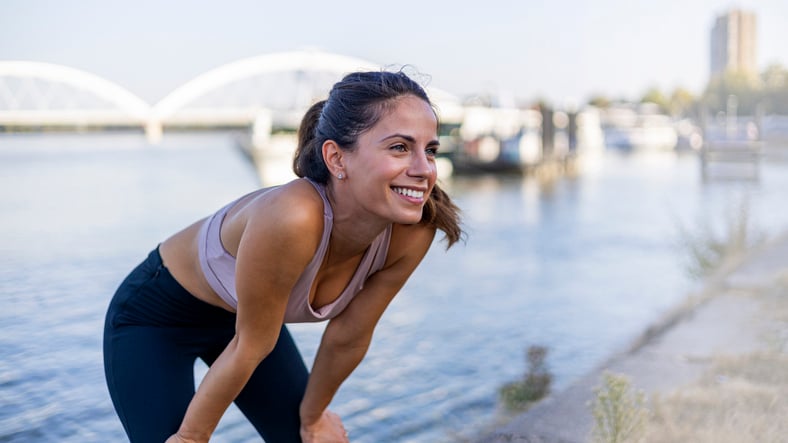 Vrouw lacht na sporten