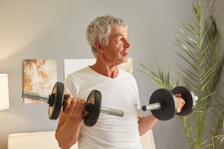 man doet krachttraining