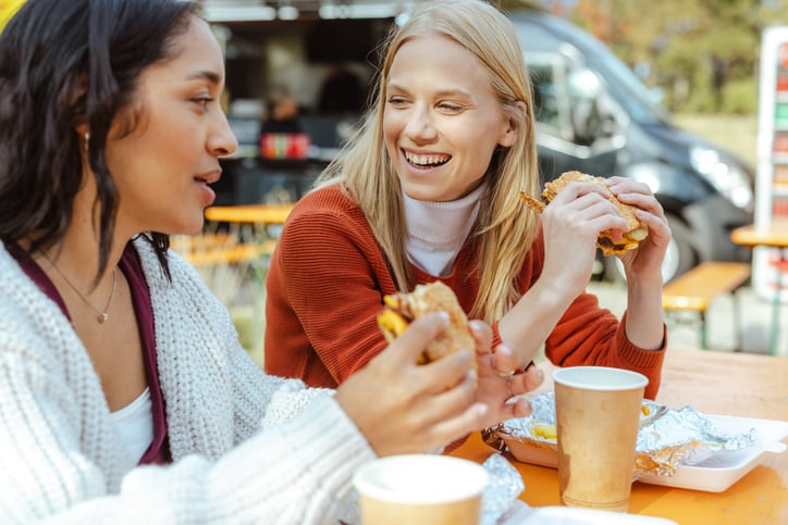 Vrouwen eten samen een broodje