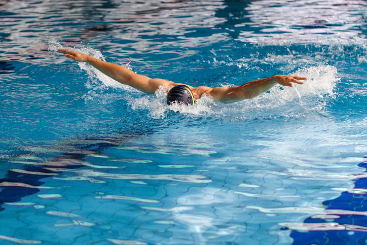 Man doet vlinderslag in het water