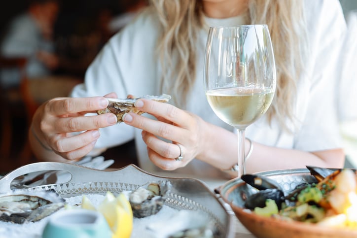 Vrouw eet oesters
