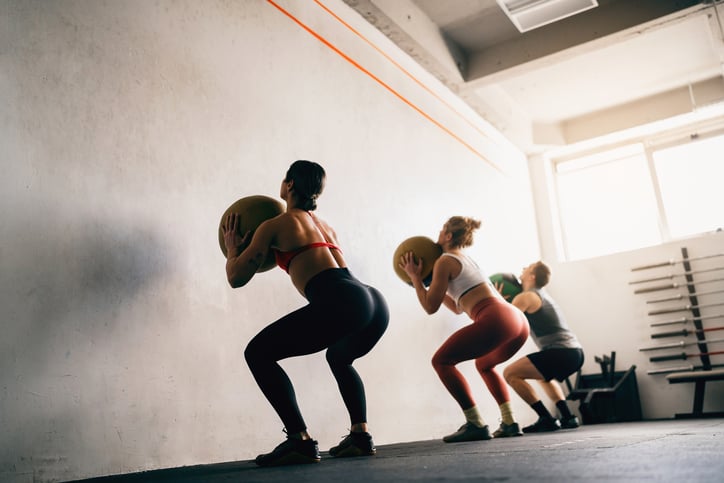 Wall balls als oefening tijdens een Hyrox race
