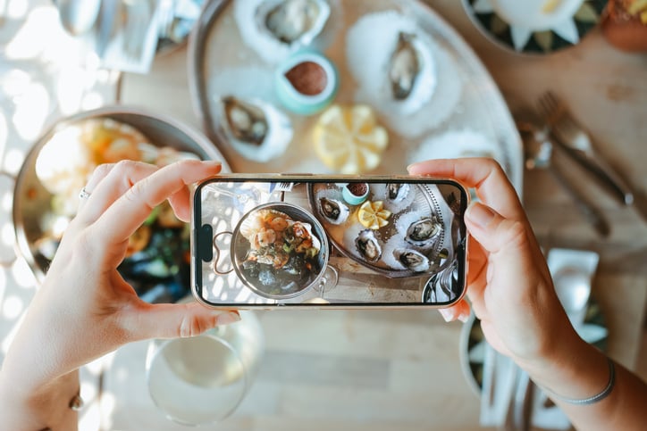 Persoon maakt foto van schaaldieren
