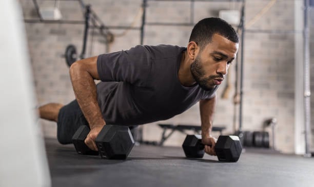 Man_doet_krachttraining_met_dumbbells