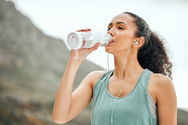 vrouw-drinkt-water