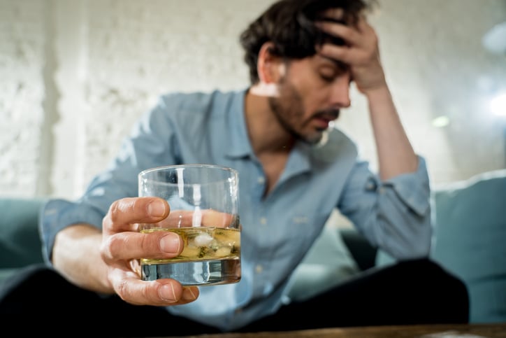 man-drinkt-alcohol