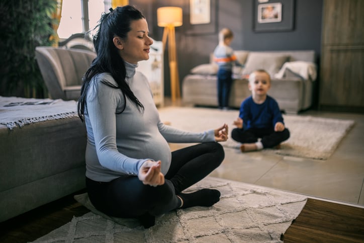 Zwangere vrouw doet aan mediatie