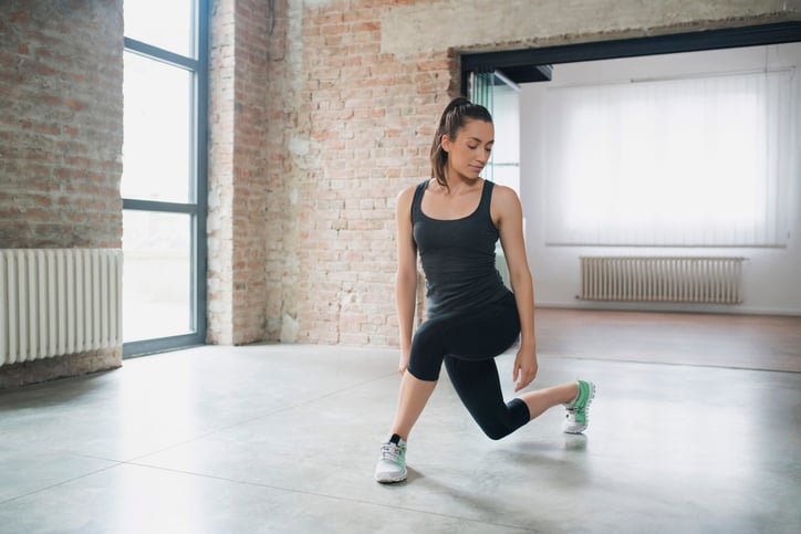 Vrouw doet curtsy lunges