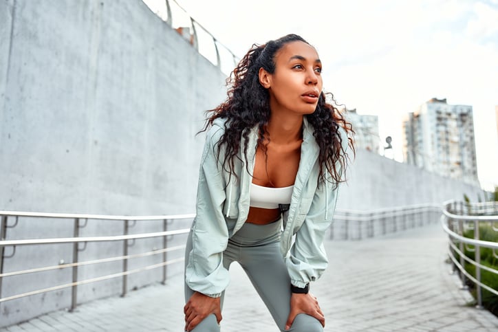 Vrouw rust uit na workout