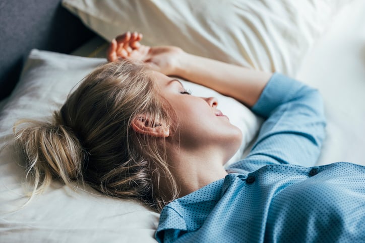 vrouw ligt op kussen te relaxen