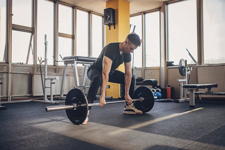 Man doet sumo deadlift in de sportschool
