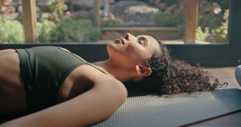 vrouw ligt op yogamat