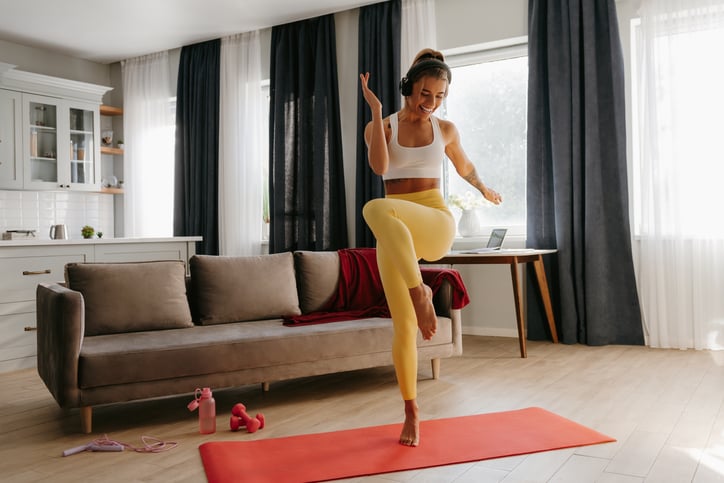 Vrouw danst in de woonkamer