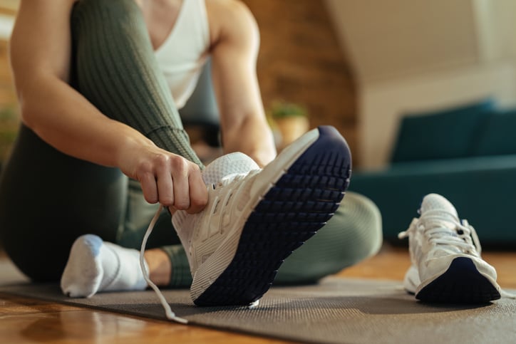 Vrouw trekt sportschoenen aan